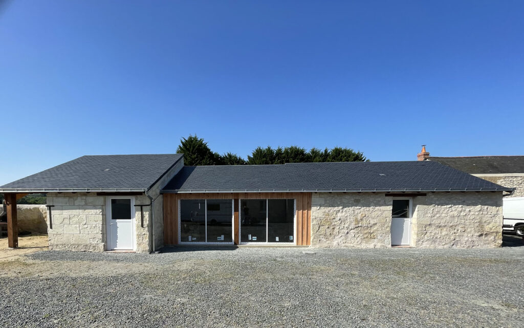 Rénovation façade en pierre de tuffeau et installation de baies vitrées à Allonnes